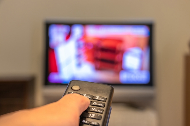 テレビでCMを視聴するイメージ